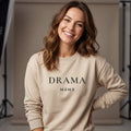 Бежов органичен суичър Kiksy с надпис Drama мама от мек органичен памук за майки
