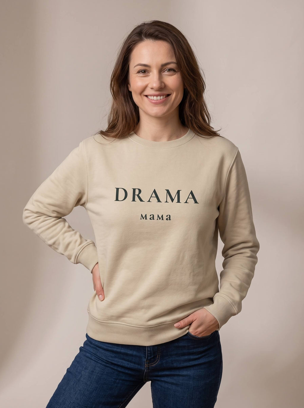 Бежов органичен суичър Kiksy с надпис Drama мама от мек органичен памук за майки