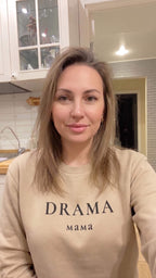 Бежов органичен суичър Kiksy с надпис Drama мама от мек органичен памук за майки