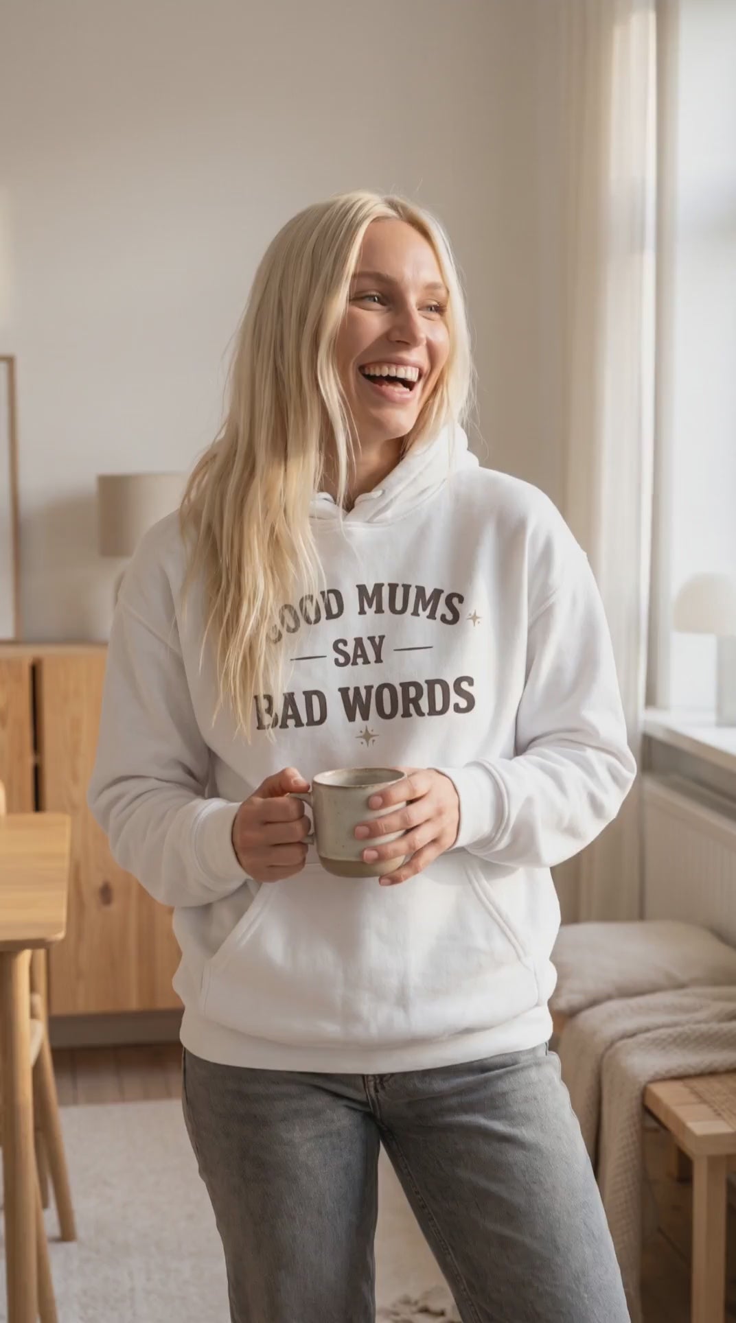 Бял дамски суичър Kiksy с качулка и надпис Good Mums Say Bad Words за майки